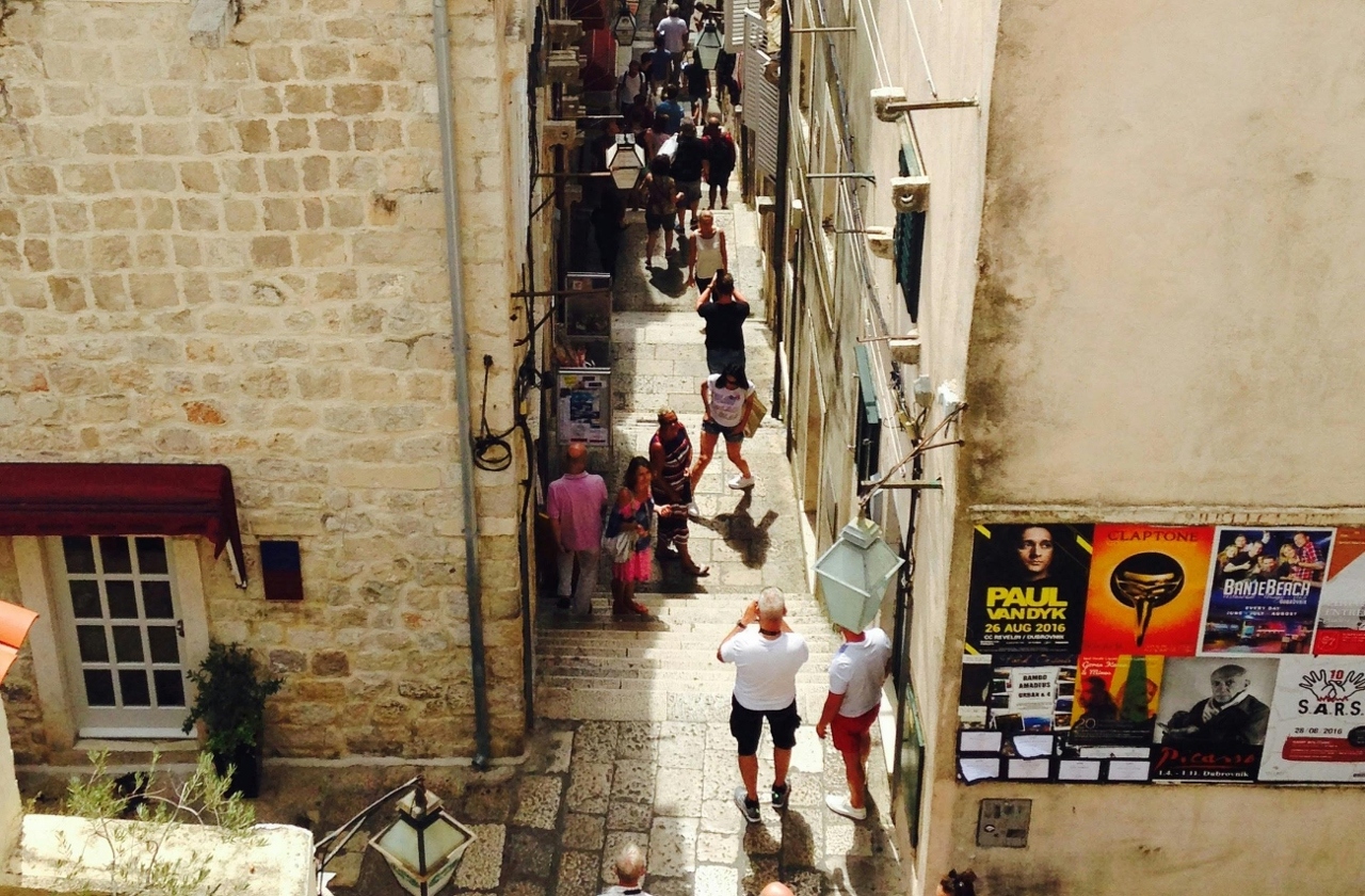 pexels-travelling-tourist-1595597617-32674619 (1)