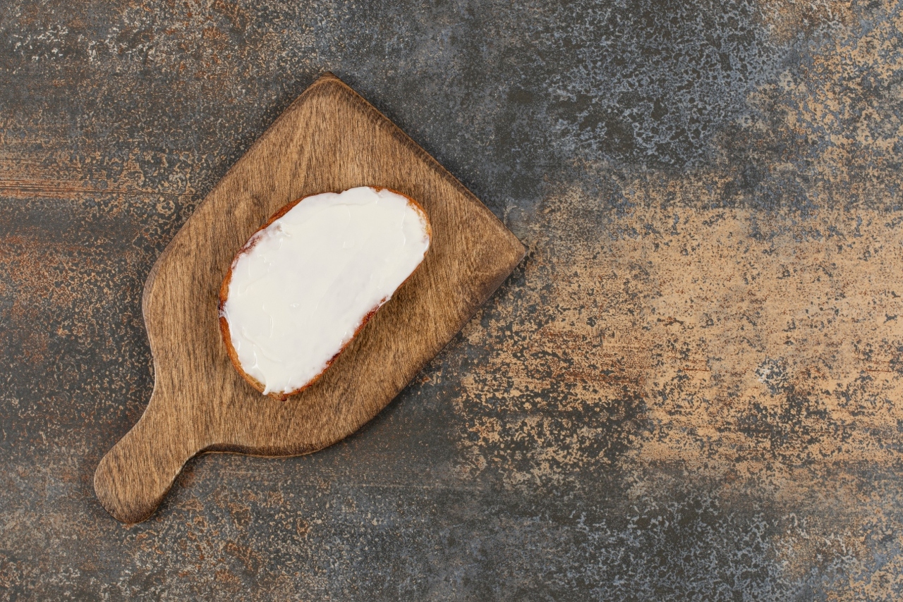 slice-toast-with-sour-cream-wooden-board (1)