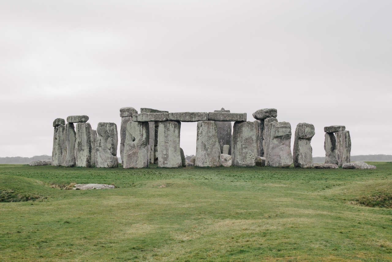 famous-stonehenge-united-kingdom-cloudy-sky (1)