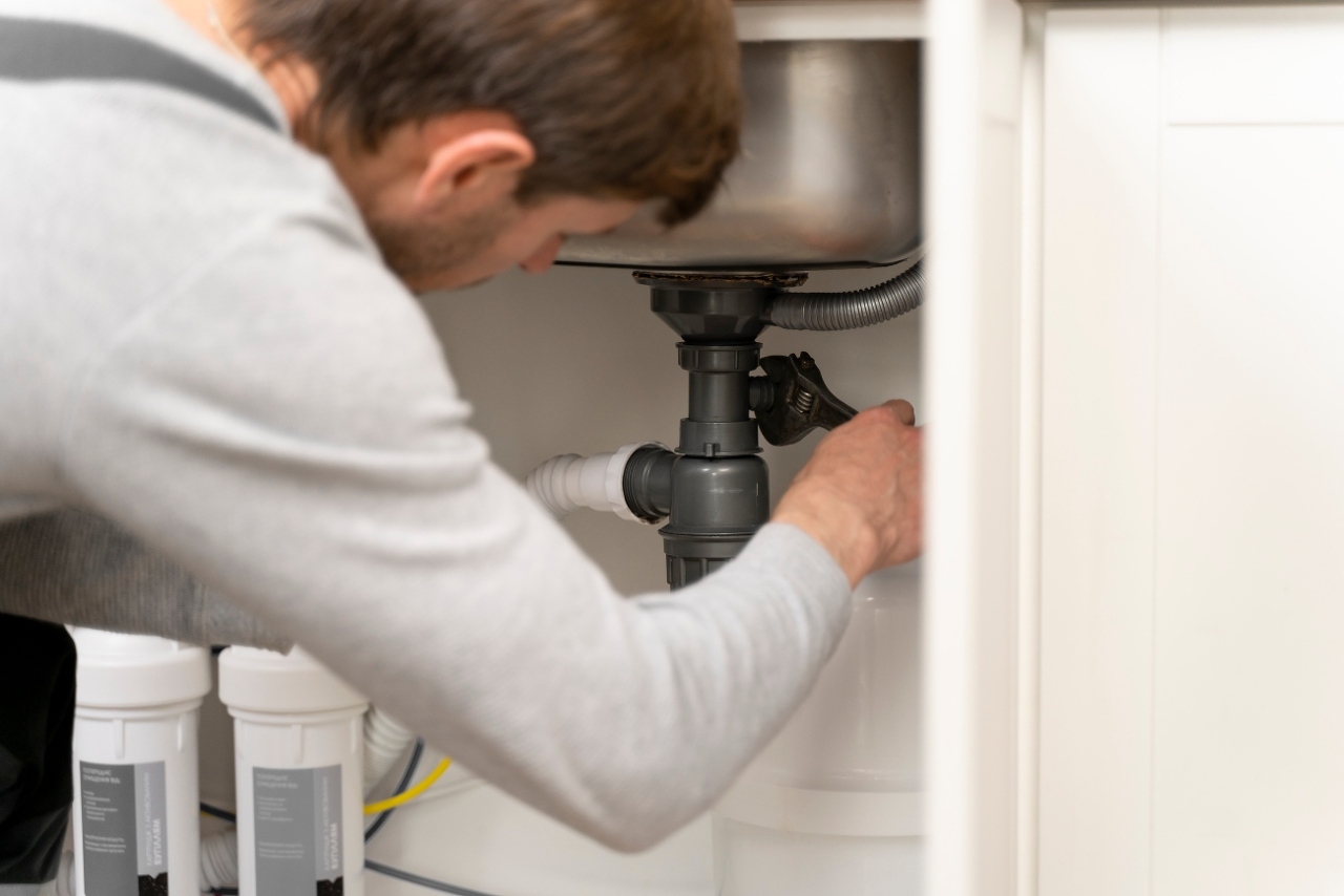 service-maintenance-worker-repairing (1)