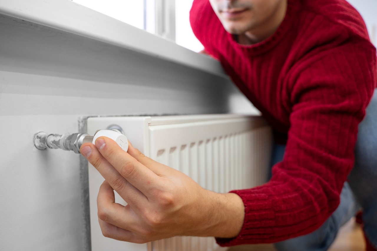 close-up-man-using-rotary-switch (1)