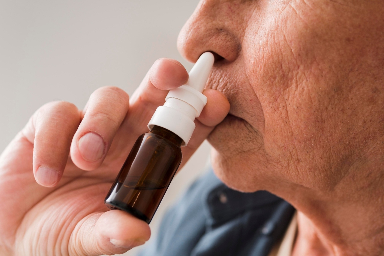 close-up-old-man-using-nasal-spray (1)