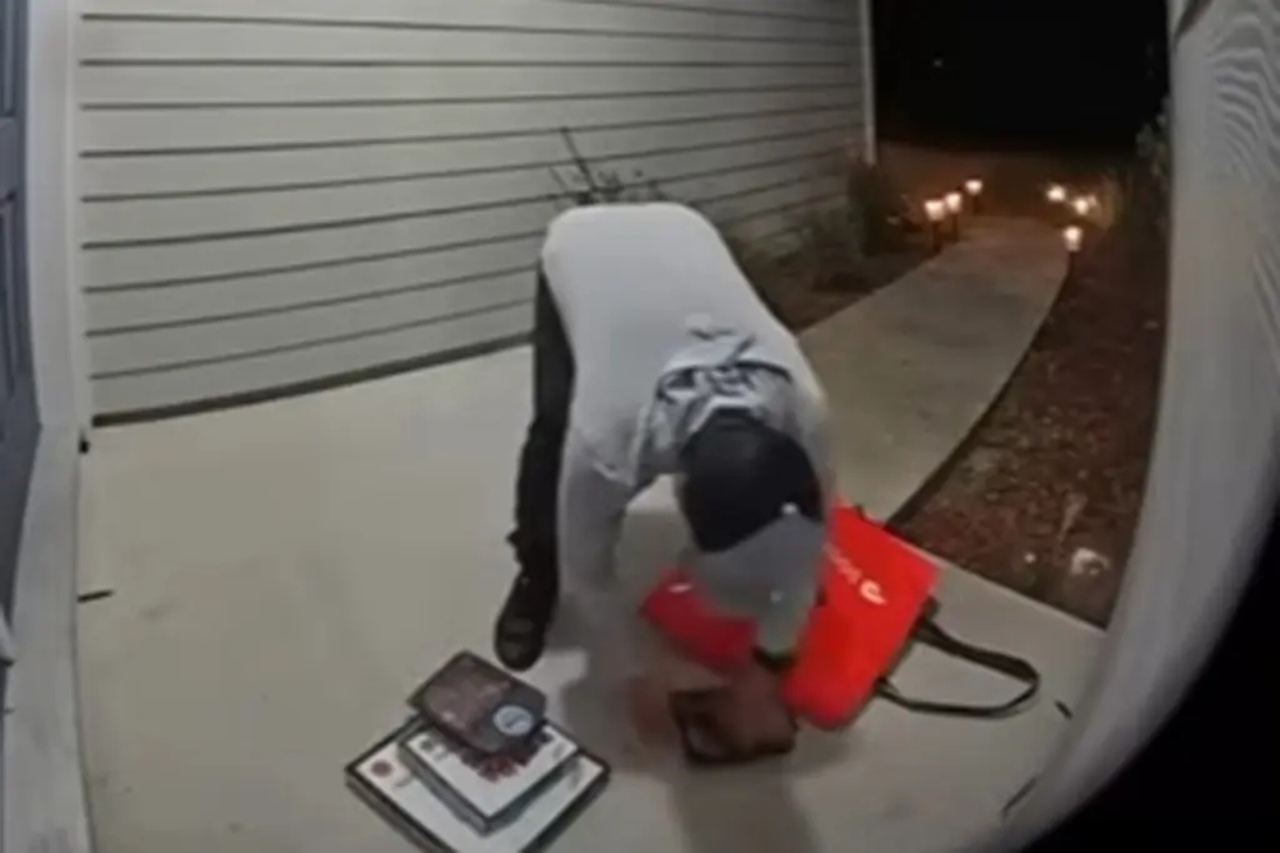 aaVS-YouTube-DoorDashdriverdropsfoodongroundputsitbackinboxforcustomer-006