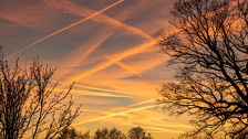 Što se zapravo krije iza bijelih tragova aviona i zašto neki nestanu odmah, a neki ostanu satima