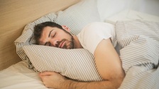 Spavate na desnoj strani? Stručnjaci otkrivaju može li taj položaj doista naštetiti srcu