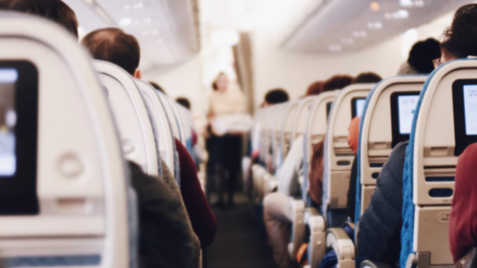 Zašto neki ljudi ustaju čim avion sleti i onda čekaju stojećki?