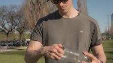 Pronašli se plastičnu bocu pokraj kotača vašeg auta? Evo što odmah treba napraviti da se izbjegne neugodnost