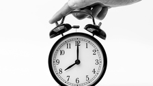 U nedjelju se pomiče sat, a to može loše utjecati na vas: Evo što obavezno na pravite prije toga