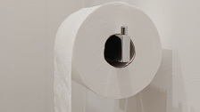 Postoji baš pravilan način kako WC papir treba biti postavljen: Može postati i magnet za bakterije