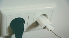 Tijekom velikih vrućina obvezno isključite ovih pet uređaja iz struje: Troše energiju i zagrijavaju vam dom