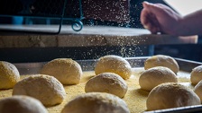 Iskusna Branka u kruh dodaje nešto što gotovo nikome ne bi palo na pamet: Tako su radile i naše bake
