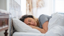 Liječnik je otkrio uobičajen položaj spavanja koji može ubrzati starenje