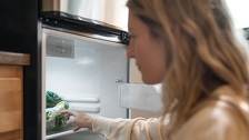 Ljeti vam se skuplja previše leda u frižideru i škrinji: Uz samo nekoliko kapi sastojka iz kuhinje riješit ćete problem