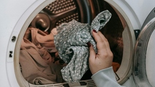 Ni slučajno ne radite viralni trik s pranjem rublja: Može samo oštetiti vašu odjeću