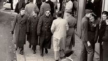 Fotografija iz 1943. godine ponovno u centru pažnje: Je li muškarac na ulici putnik kroz vrijeme?