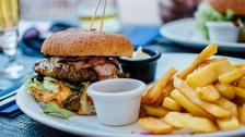 Godinama jedemo hamburgere na pogrešan način? Stručnjaci tvrde da ih treba okrenuti naopako, razlog je iznenađujuć