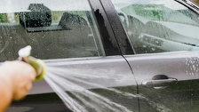 Hrvat otkrio kako na najbolji način skinuti mušice s auta: Nećeš oštetiti lak, a jednostavno je