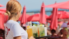 Konobarica s Jadrana u nevjerici gledala što joj je turist ostavio pored računa: Bola su dva stranca