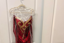 Dobila paket od bivše svekrve, a kada ga je otvorila uslijedila je neviđena drama: Znate kakva je ovo haljina?!