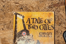 Kupio staru knjigu na rasprodaji pa doživio horor: Čudni zvukovi, miris cigareta i jezivi snovi, je li knjiga ukleta?