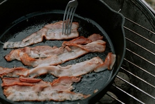 Kuhar otkrio zašto nikada ne baca masnoću od slanine: Samo je stavite u hladnjak naopako