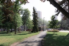 Šetala je parkom pa se zaledila kada je vidjela što se kreće travom: 