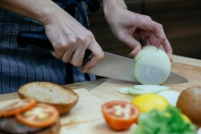 Biomehaničar otkrio zašto zapravo plačemo kad režemo luk i kako izbjeći suze jednostavnim trikom