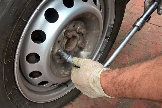 4 jednostavna popravka koje svaki vozač mora znati sam napraviti na svom autu!