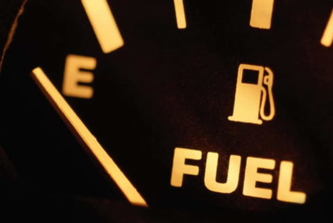 Znate li koliko kilometara možete prijeći s autom nakon što se na njemu upali lampica za gorivo?