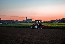 Seljak orao njivu pa naletio na predmet koji je zaprepastio pola Europe: Vidite li tko se nalazi na njemu?
