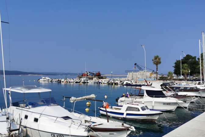  Sve veća nervoza: Potukle se ispred trgovine zbog maske