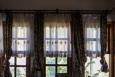 Zavjese kakve poznajemo odlaze u prošlost: Stručnjaci otkrivaju što će dominirati prozorima u 2026.