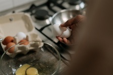 Pomiješajte ljuske od jaja s vodom i soli i gledajte kako se događa čudo