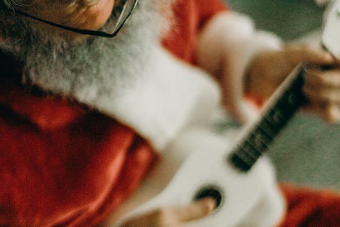 santa-playing-guitar-3153506