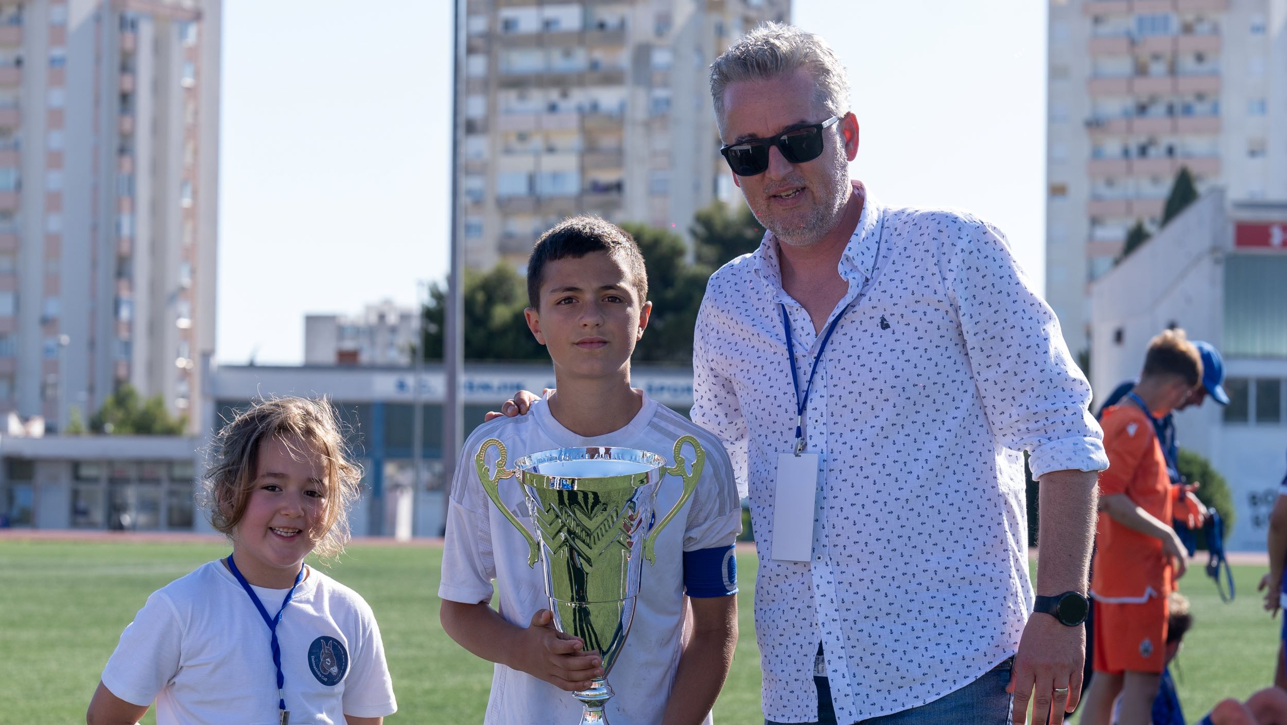 Domagoj Bojčić uručuje nagradu pobjedniku kategorije U13